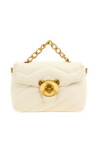 Borsa a tracolla in pelle trapuntata bianca con manico in catena dorata e chiusura a forma di faccia di orsetto dorato, etichettata "Rue Madam Paris".