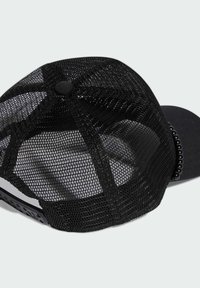 Čierna šiltovka trucker s priedušnou sieťovinou na zadnej strane, pevným predným panelom, zaobleným štítkom a nastaviteľným zapínaním na patentky.