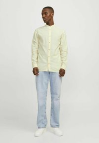 Jack & Jones JJESUMMER BAND LINEN MIX SHIRT - Overhemd - french vanilla