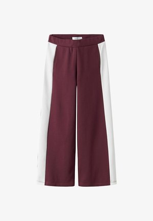 Bordo široke hlače s bijelim bočnim panelima, izrađene od mekanog materijala. Imaju glatki pojas i dva bočna džepa.