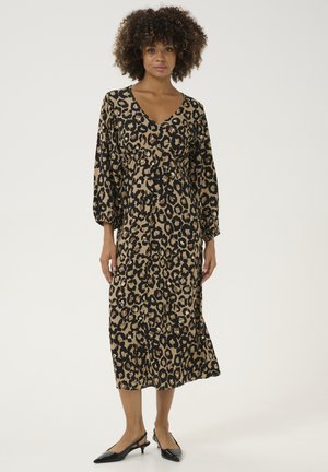 Beige en zwarte luipaardprint midi-jurk met een V-hals, een gathered taille en lange puffmouwen. Gecombineerd met zwarte slingback hakken.
