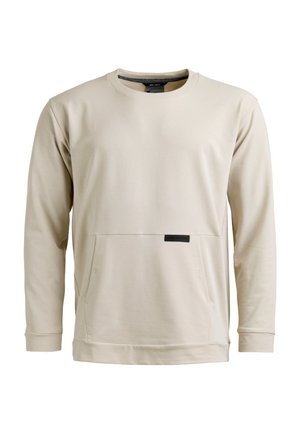 Beige Langarm-Sweatshirt mit Rundhalsausschnitt, vorderer Kängurutasche und kleinem schwarzem Markenschild, das zentriert über der Tasche angebracht ist.