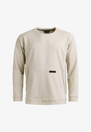 Beige Langarm-Sweatshirt mit Rundhalsausschnitt, vorderer Kängurutasche und kleinem schwarzem Markenschild, das zentriert über der Tasche angebracht ist.
