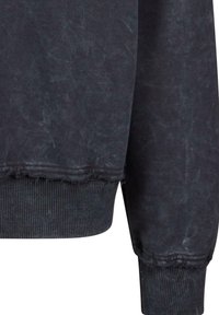 Zwarte, gestructureerde katoenen sweatshirt met een ruwe zoom en ribgebreide manchetten. Het materiaal heeft een subtiele glans, waardoor het verouderde uiterlijk wordt benadrukt.