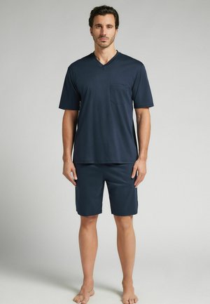 Marineblaues kurzärmliges V-Ausschnitt T-Shirt mit einer Tasche, kombiniert mit passenden Shorts, beide aus glattem Stoff und im entspannten Schnitt.