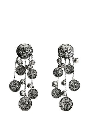 Boucles d'oreilles en argent avec motifs gravés de rose et de feuille, comportant plusieurs disques et perles suspendus reliés par de fines chaînes.