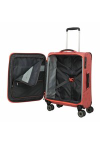 Rot gemustertes Hartschalengepäck mit silbernem Teleskopgriff, vier Rädern und einem schwarz gefütterten Innenraum, der Taschen und Riemen zur Organisation enthält.