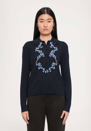 Pulover umplut cu model, de culoare bleumarin, cu guler, având broderie florală în nuanțe de albastru și alb, și o croială dreaptă și lejeră.