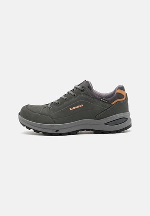 Zewnętrzne buty w ciemnozielonym zamszu z szarymi akcentami, z sznurowadłami, podszewką Gore-Tex oraz solidną, teksturowaną gumową podeszwą.
