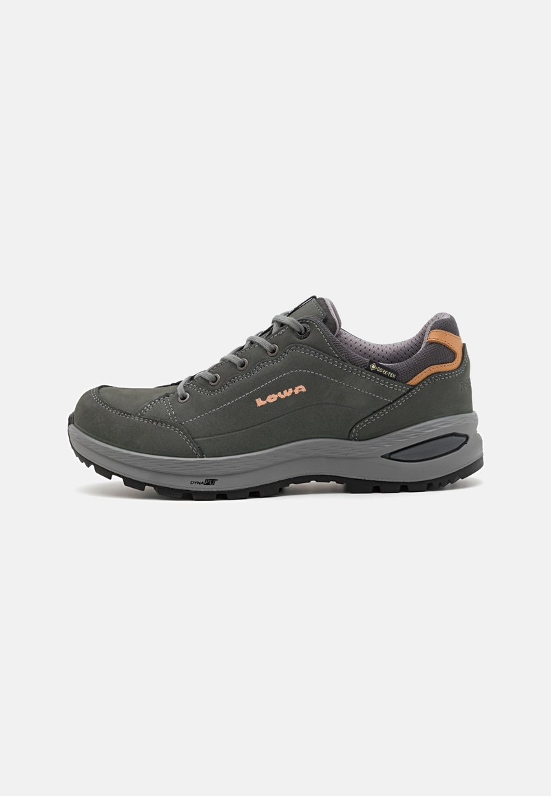 Scarpe da esterno in suede verde scuro con dettagli grigi, dotate di lacci, foderate in Gore-Tex e con una suola in gomma resistente e texturizzata.