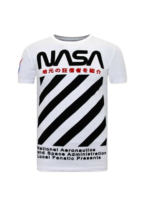 Wit T-shirt met zwart NASA-logo, rode Japanse tekst, zwarte diagonale strepen en tekst met National Aeronautics and Space Administration.