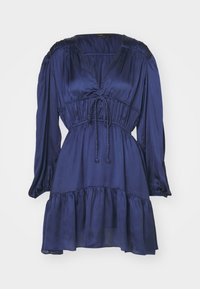 Námořnická modrá saténová šaty s výstřihem do V, stahovací pas, dlouhé nafouklé rukávy a vrstvený volánkový spodní lem. Hladká textura po celém povrchu.