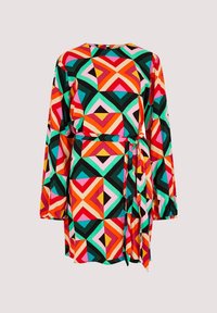 Gemustertes Kleid mit geometrischen Formen in Rot, Pink, Grün, Orange und Schwarz. Lange Ärmel, tailliert und mit weicher Stoffstruktur.