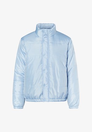Himmelblaues Pufferjacke mit einer glänzenden, glatten Textur, hohem Kragen, Knopfverschluss sowie elastischen Bündchen und Saum. Horizontale Nähdetails.