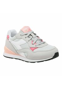 Sneaker grigia con dettagli rosa e logo bianco. Presenta una parte superiore testurizzata, design con lacci e suola in gomma. Materiali in mesh e sintetico a contrasto.