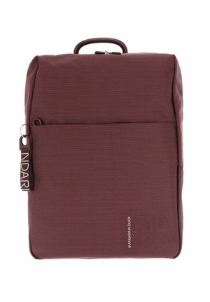 Sac à dos carré bordeaux avec tissu texturé, poignée supérieure, poche zippée à l'avant et logo "MANDARINA DUCK" sur le devant et la tirette du zip.