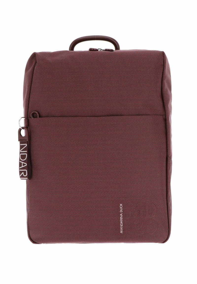 Sac à dos carré bordeaux avec tissu texturé, poignée supérieure, poche zippée à l'avant et logo "MANDARINA DUCK" sur le devant et la tirette du zip.