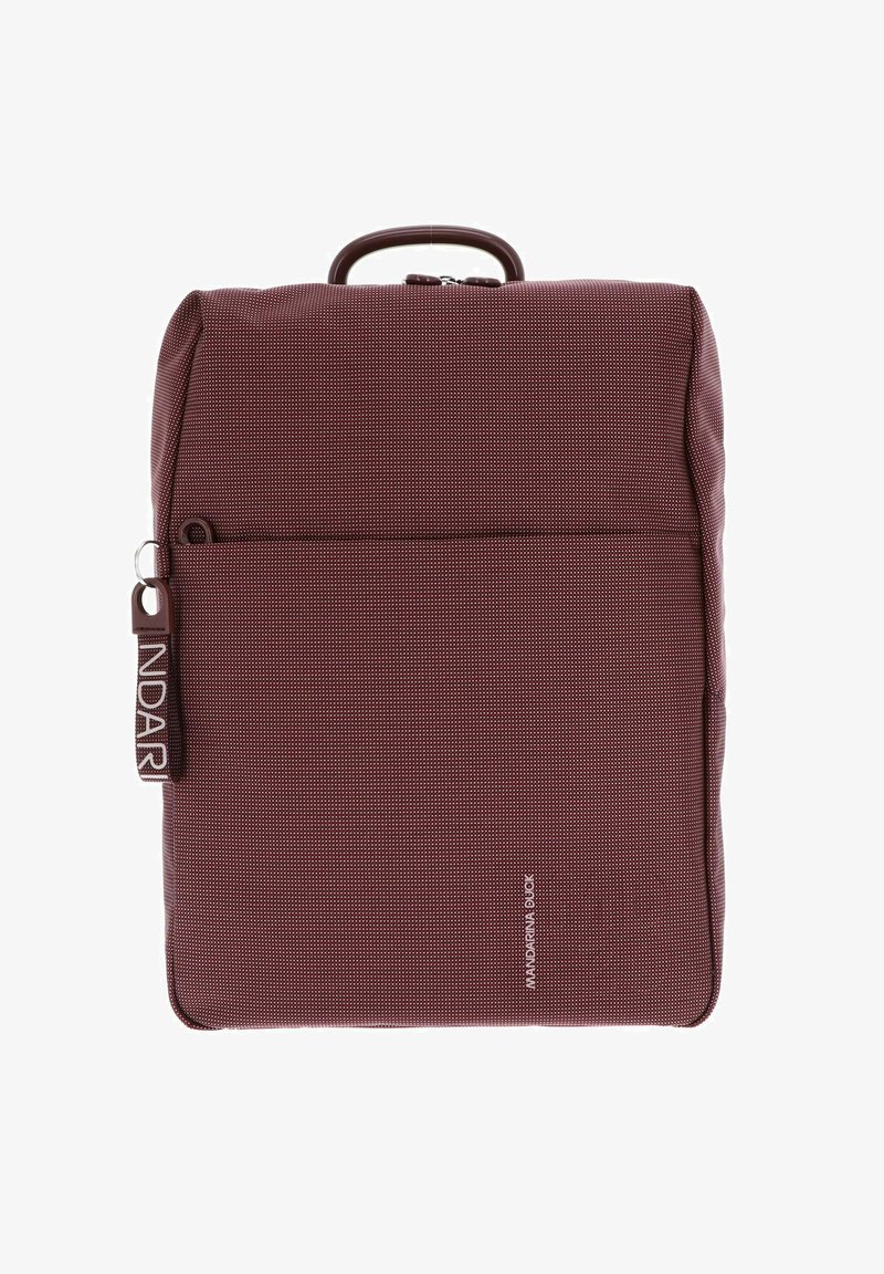 Sac à dos carré bordeaux avec tissu texturé, poignée supérieure, poche zippée à l'avant et logo "MANDARINA DUCK" sur le devant et la tirette du zip.