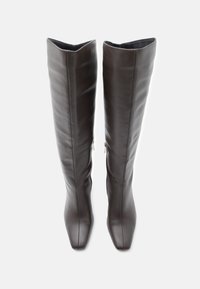 Καφέ δερμάτινες μπότες μέχρι το γόνατο με κομψό σχέδιο, τετράγωνη μύτη και πλαϊνούς φερμουάρ. Λείος υφής με ελάχιστες λεπτομέρειες.
