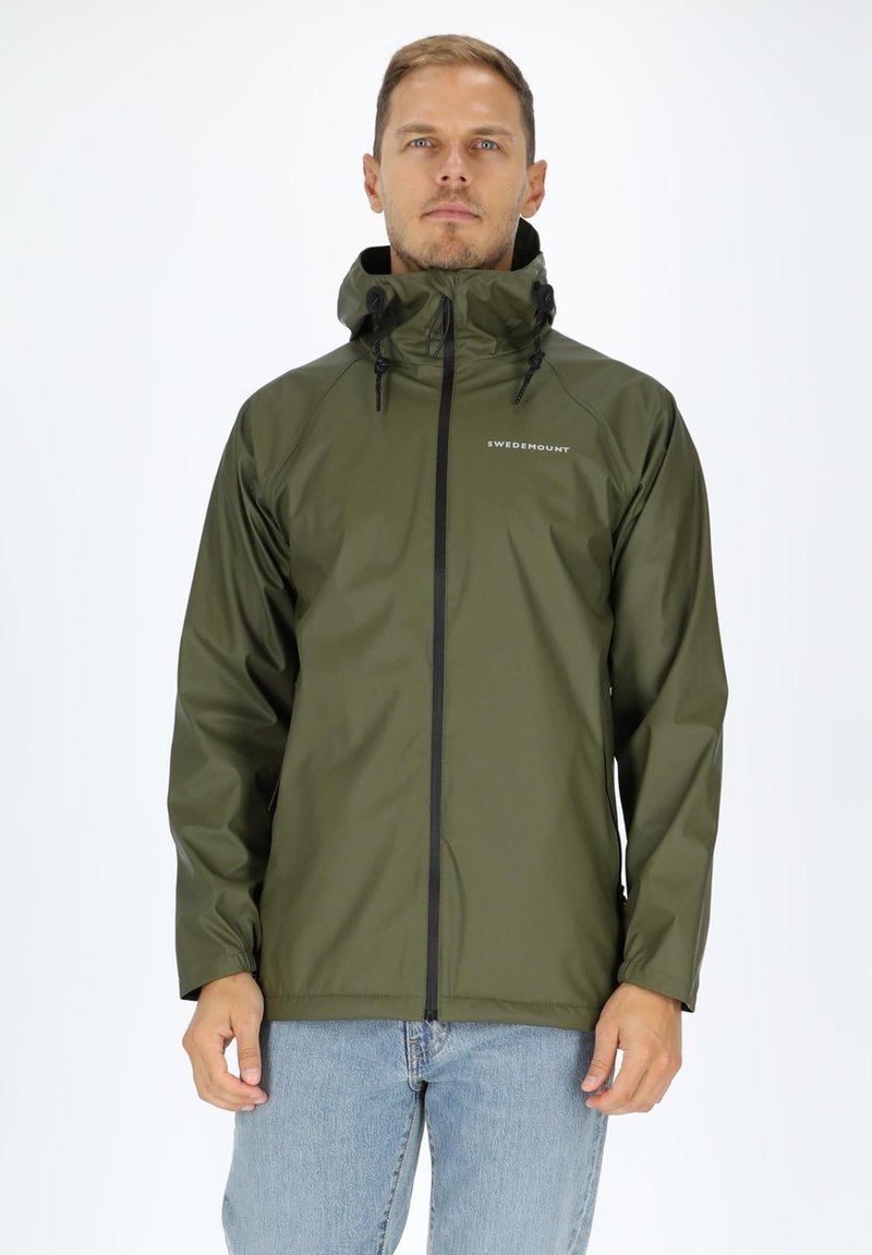 Olivenfarbene wasserdichte Jacke mit hohem Kragen, verstellbarem Kapuze und Reißverschluss. Mit elastischen Bündchen und einem dezenten Logo auf der Brust.