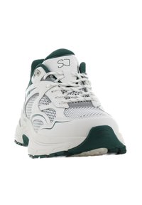 Witte sportschoen met groene accenten, gaaspanelen en een gevoerde kraag. Voorzien van ronde veters en een gestructureerde zool voor grip.