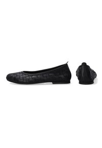 Schwarze geflochtene Leder-Balletschuhe mit runder Zehenpartie, flacher Sohle und einer Naht entlang der oberen Kante. Minimalistisches Design ohne Hardware.