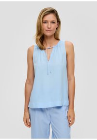 Top senza maniche di colore azzurro chiaro con scollatura a V e dettaglio con cordoncino. Realizzato in tessuto morbido, presenta una vestibilità comoda e un orlo dritto.