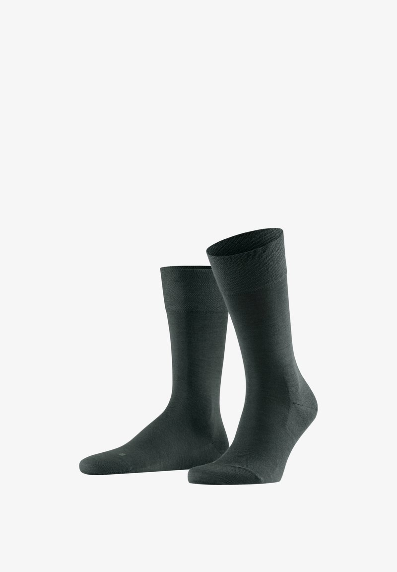Zwei graue Socken aus einem weichen, strukturierten Stoff. Sie haben eine Standardlänge mit einem gerippten oberen Bündchen und einer glatten Oberfläche.