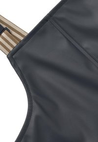 Navy waterdichte tas met een soepele textuur, grote zijzak en contrasterende lichtbruine gestreepte handgreep. Voorzien van gestikte randen voor duurzaamheid.
