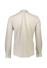 Camisa de manga larga en beige claro con rayas verticales blancas. Cuenta con un cuello estándar, puños con botones y un dobladillo recto.