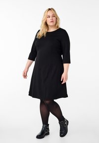 Zizzi MIT 3/4-ÄRMELN - Denné šaty - black