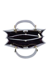 Lichtgrijze leren handtas met gouden hardware, dubbele compartimenten en paarse voering met bloempatronen. Bovenhandvaten voor het dragen.