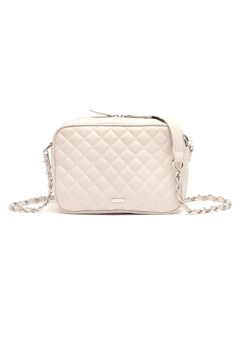 Borsa a tracolla in eco-pelle crema trapuntata, con forma rettangolare, tracolla in catena argentata e chiusura a zip superiore. Presenta dettagli a motivo diamante.