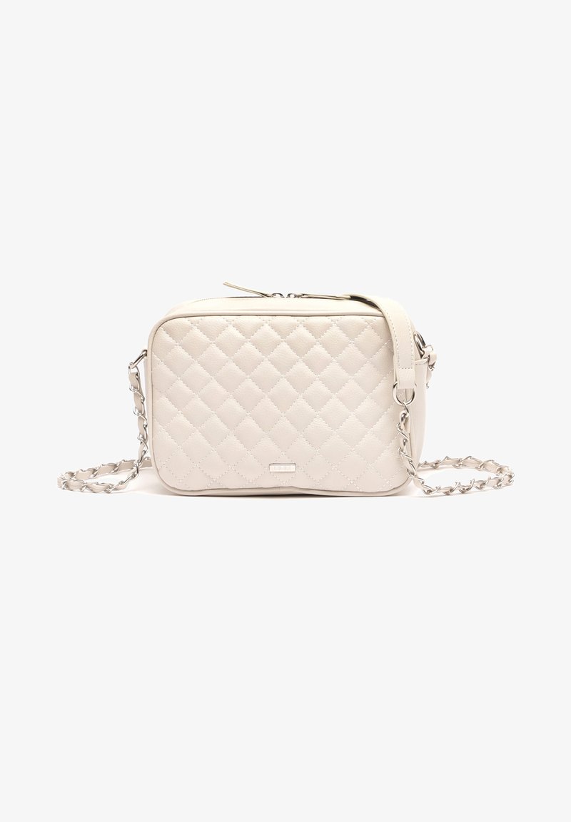 Borsa a tracolla in eco-pelle crema trapuntata, con forma rettangolare, tracolla in catena argentata e chiusura a zip superiore. Presenta dettagli a motivo diamante.