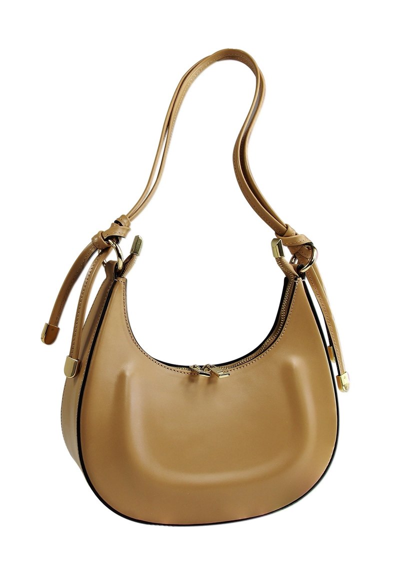 Sac hobo en cuir tan avec une forme arrondie, une bandoulière unique, des finitions en métal doré et une fermeture éclair, présentant une finition lisse et un bord noir contrastant.