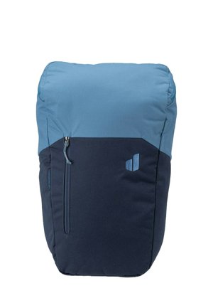 Zweifarbiger Rucksack mit hellblauem Oberteil und dunkelblauem Unterteil, mit einer vertikalen Frontreißverschlusstasche und einem kleinen Logo vorne.