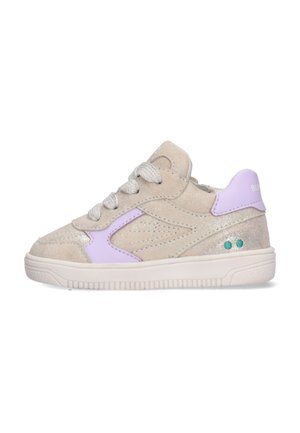 Beige en lila peutersneaker met witte zool, veters, suède- en lederen texturen, en kleine turquoise stippen bij de hiel.