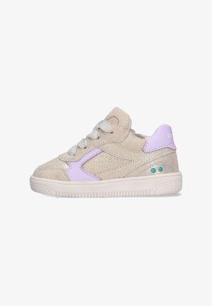 Baskets pour tout-petit beige et lilas avec semelle blanche, lacets, textures en daim et cuir, et petits points turquoise près du talon.