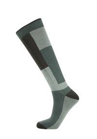 Polvisukkat, joissa on geometrinen kuosi vaihtelevissa tummanvihreän ja harmaan sävyissä, ribbitekstuuri ja erottuvat tummat varvas- ja kantapääosat.