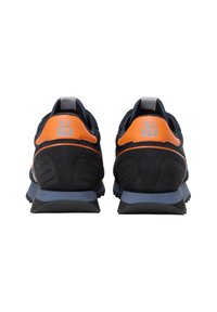 Vista posteriore di scarpe da corsa navy con accenti arancioni, parte superiore in suede e mesh, logo riflettente e suola in gomma con motivi di trazione.