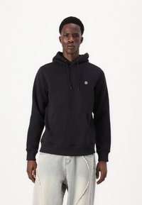 Zwarte hoodie van een katoenmengsel, met een kangoeroezak, verstelbare trekkoordkap en een klein logo op de borst.