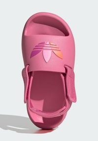 Rosa Rutschsandale aus EVA-Material, offenes Zehendesign, Klettverschluss und ein mehrfarbiges Logo mit lila, rosa und orangefarbenen Akzenten.