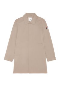 Abrigo beige a la altura de la rodilla con cuello puntiagudo, mangas largas, bolsillos laterales y un parche de logo en la manga izquierda. Textura suave.