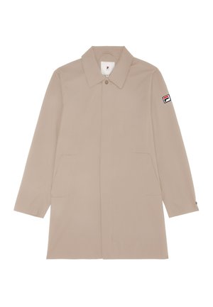 Abrigo beige a la altura de la rodilla con cuello puntiagudo, mangas largas, bolsillos laterales y un parche de logo en la manga izquierda. Textura suave.