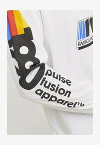 Kijelölve, bright white