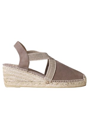 Sandale espadrille compensée avec empeigne en daim taupe, brides élastiques croisées et semelle en jute tressée sur fond blanc.