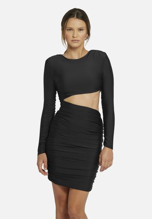 Schwarzes langärmliges Kleid mit Ausschnitt, strukturiertem Design und gerafftem Material. Mittellange Länge bis zum Oberschenkel, weicher Stoff, der die Kurven betont.