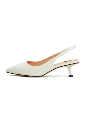 Fehér krokodilbőr mintázatú, hegyes orrú slingback cipő. Alacsony, dombornyomott sarokkal és oldalsó kivágott dizájnnal rendelkezik.