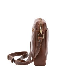Borsa a tracolla in pelle marrone con profilo slim, hardware in oro sulla cerniera, tracolla regolabile e dettagli di cucitura visibili sui bordi.