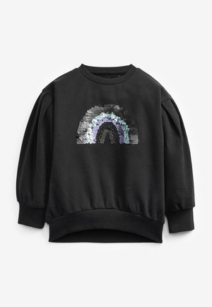 Sort langærmet sweatshirt med puffede ærmer og et paliet-regnbuedesign i nuancer af sort, grå og lavendel på brystet.